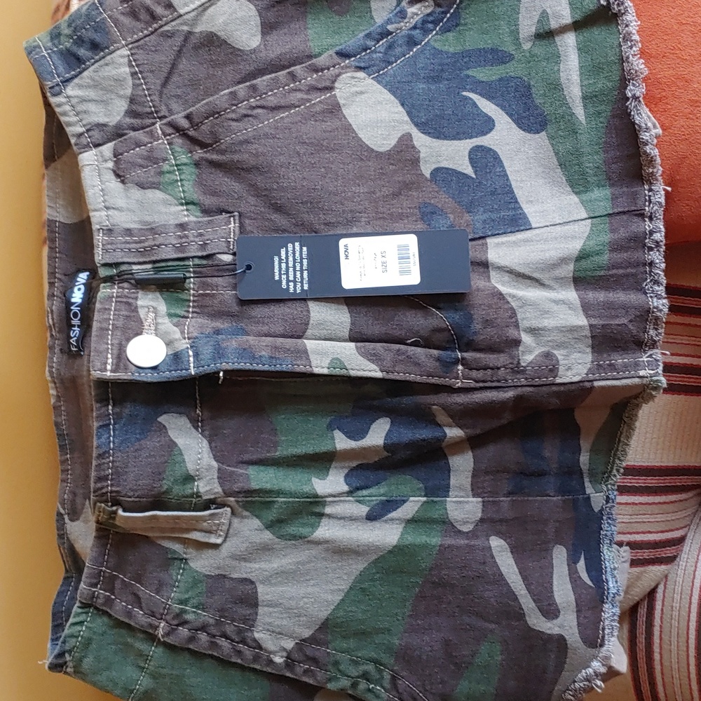 Fashion Nova mini Camo Skirt. Size extra small